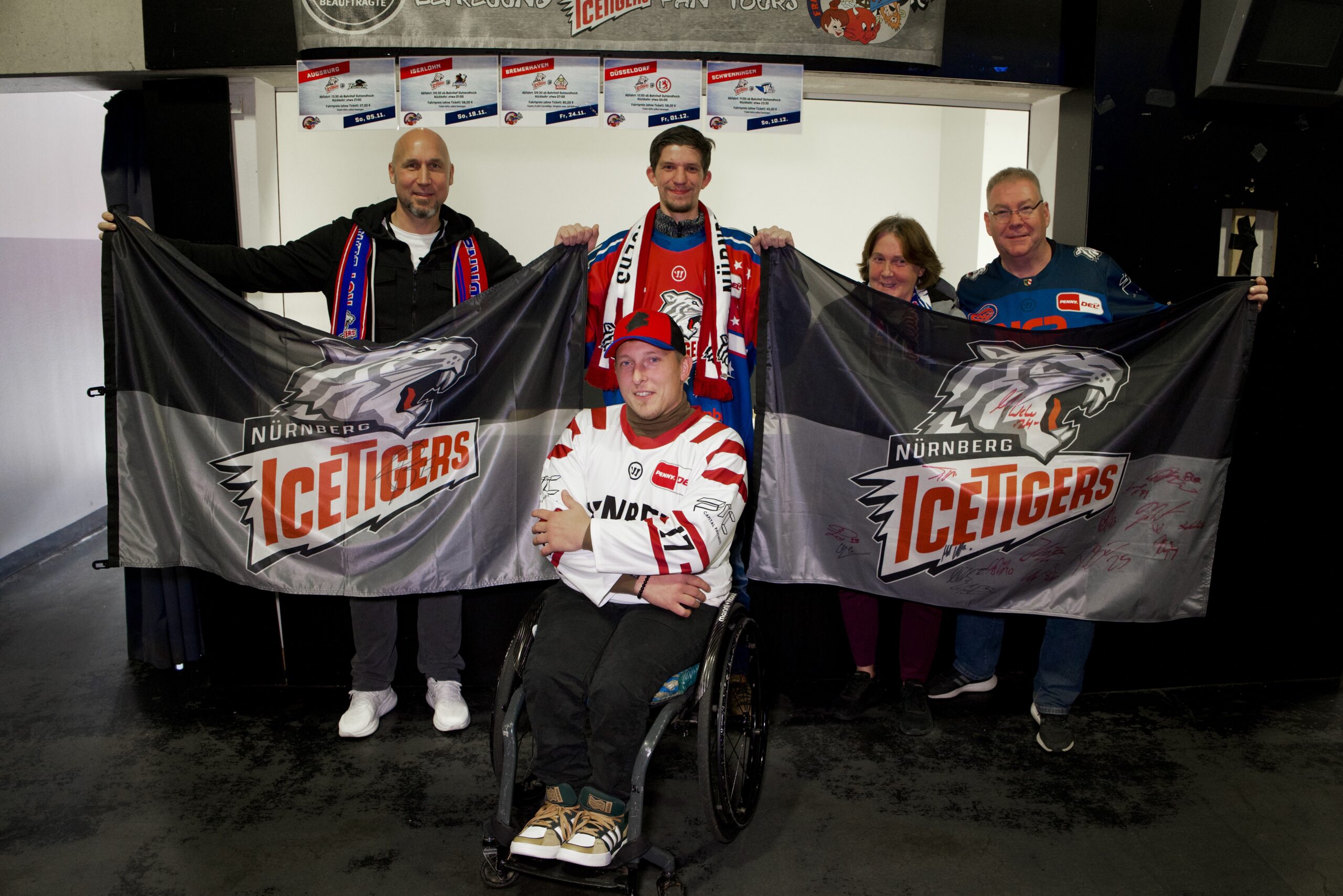Nürnberg Ice Tigers und Dorian Wilden versteigern Fahnen zugunsten Hilfsbedürftiger